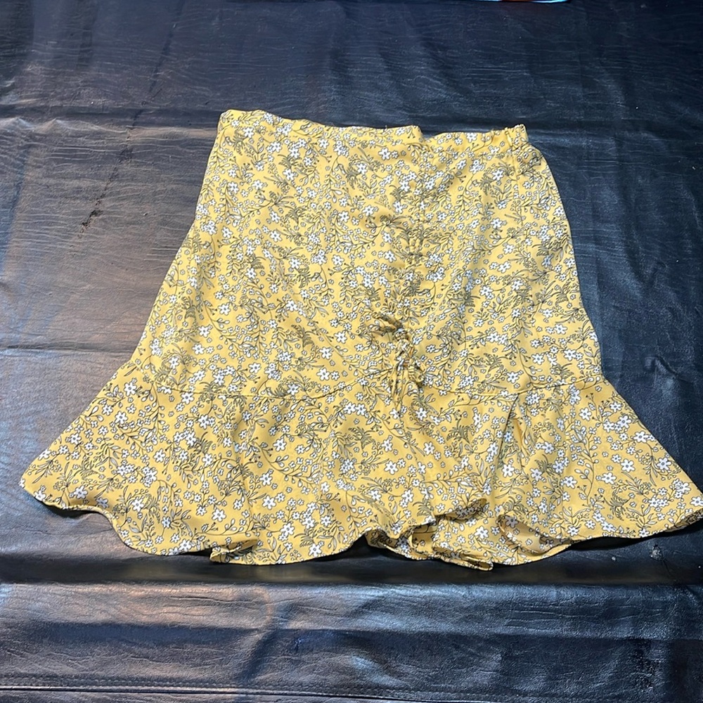 Cute yellow with white flower Max Studio skirt.  XL